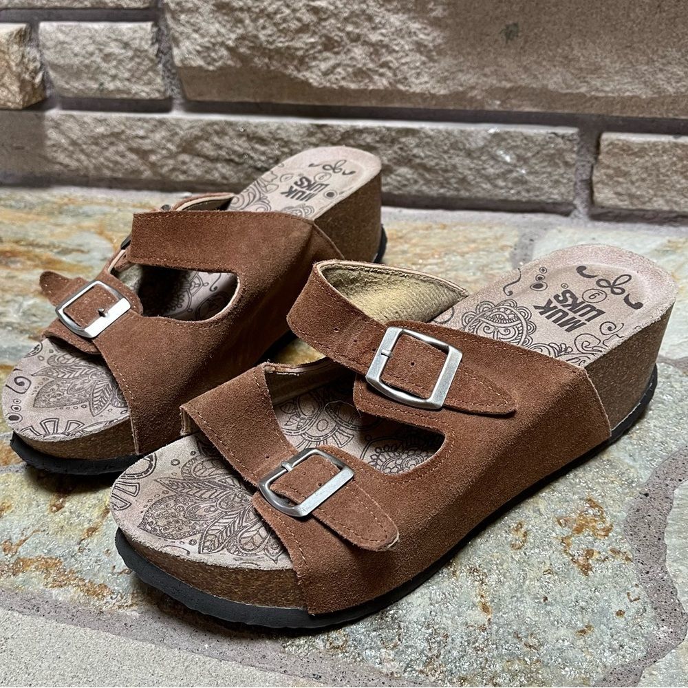 Muk Luks Averi Wedge Buckle Cow Suede Chunky Silver Sandal Size 9 western